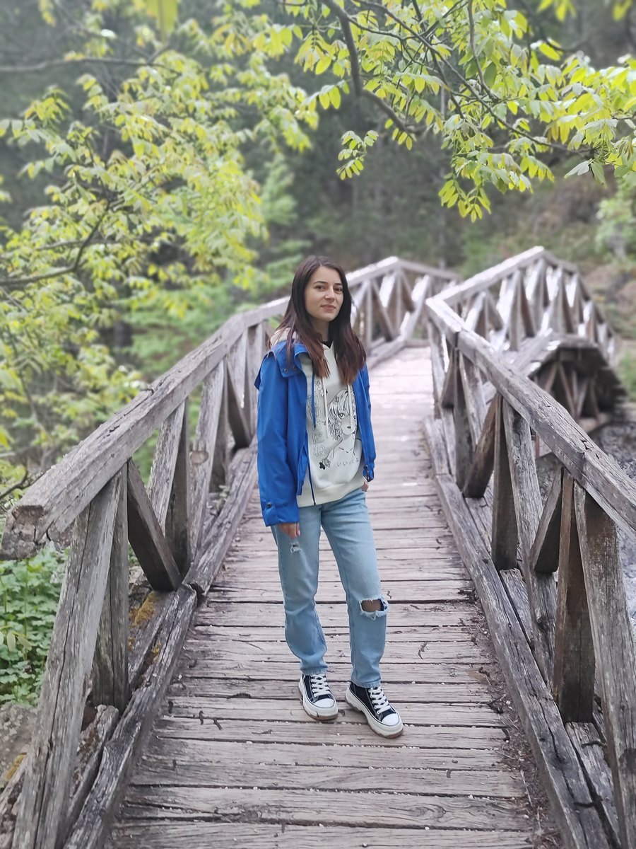 Claudia Sotîrca pe un pod de lemn, în pădure